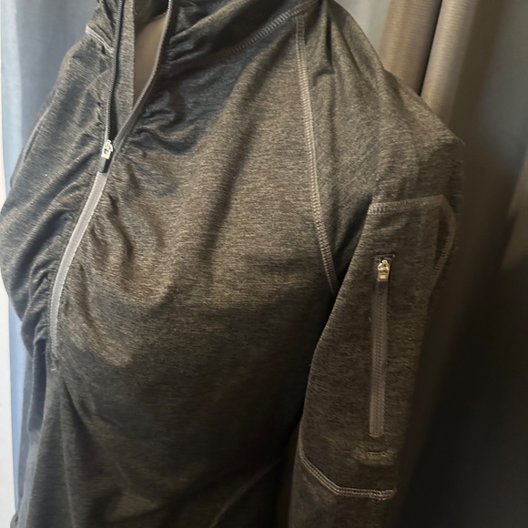 Workout top with thumb holes & built in mitts!  Med - Picture 5 of 7
